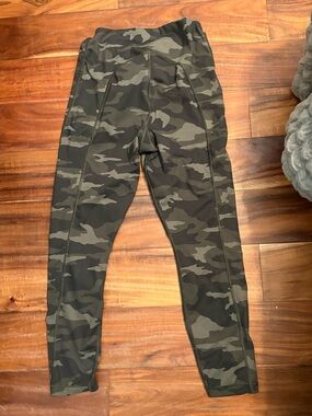 Athleta Ultimate 7/8 Tight Leggings‎ Camo Green High Rise Workout  Size M (0657)